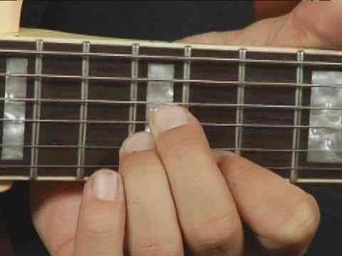 Jugar G De Agosto De Acordes En La Parte Superior De Las Cuerdas De Guitarra La