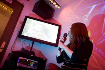 Cómo Lanzar una Fiesta de Karaoke