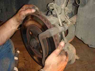 Cómo Reemplazar los Rotores de Freno Delantero en 2003, en un Chevy Silverado