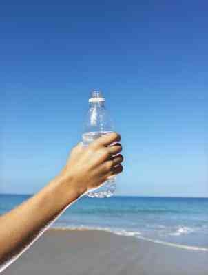 Cómo Secar el Interior de una Botella de Plástico