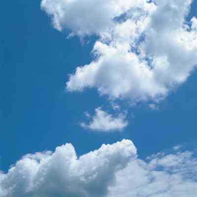 Un Chico del Proyecto de Ciencia en las Nubes Con Bolas de Algodón