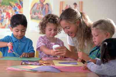La primavera de Ideas para la Decoración de las Puertas de las Aulas de la Escuela