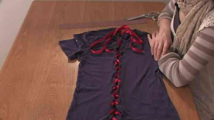 DIY Corsetting Con Cinta en un T-Shirt