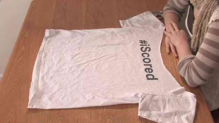 Cómo Activar una Holgada Camiseta En un Off-the-Hombro de la Camisa