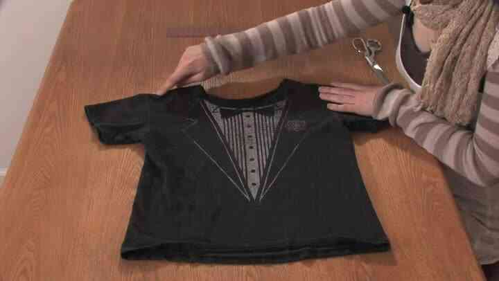 Cómo Cortar el Cuello de una Camiseta para que Se Adapte a