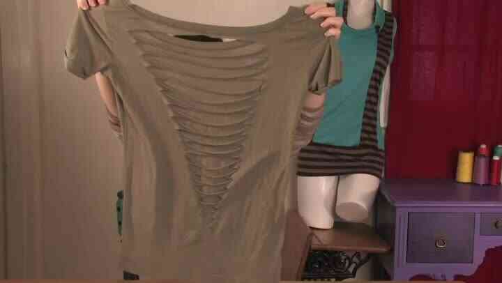 Cómo Cortar una Camiseta Horizontalmente en la parte de Atrás