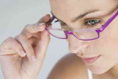 Cómo Quitar las Gafas de Lentes de Cuarteo