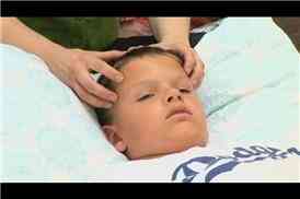 El masaje de un Niño Con el Cansancio de los Ojos: Frente Círculos