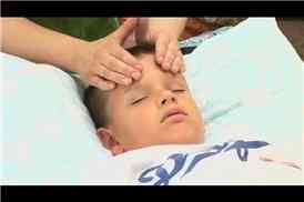 El masaje de un Niño Con el Cansancio de los Ojos: Frente accidente Cerebrovascular