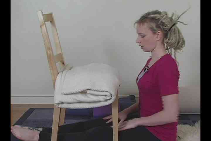 Yoga flexión hacia Adelante para Aliviar el dolor de Cabeza