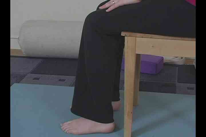 Yoga Pose de Silla para Aliviar el dolor de Cabeza