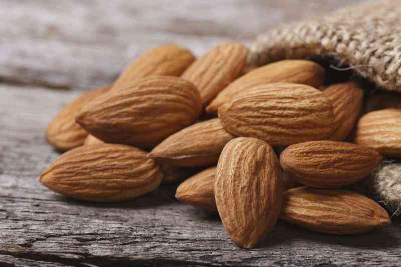 ¿Cuáles Son los Peligros de Comer Almendras Crudas?