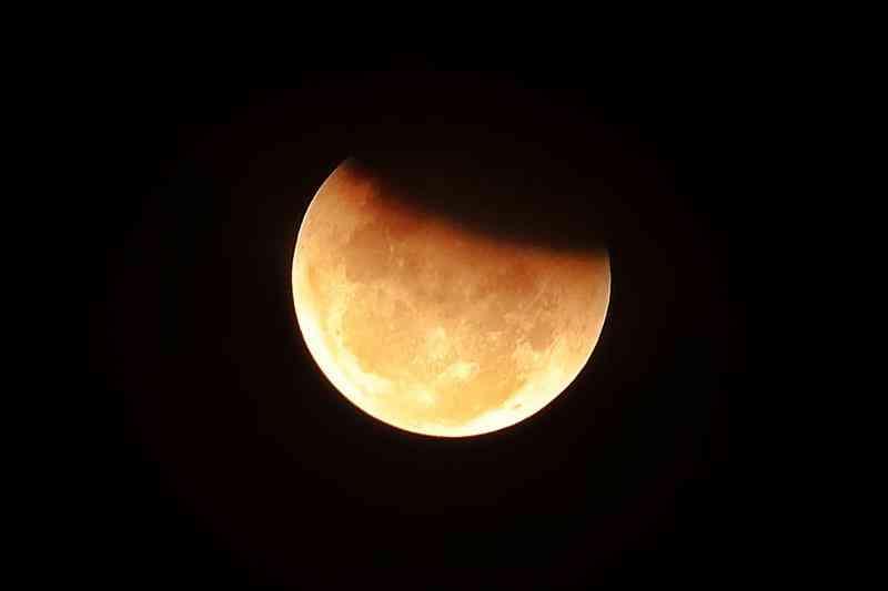 Las Similitudes y Diferencias Entre el Sol y la Luna