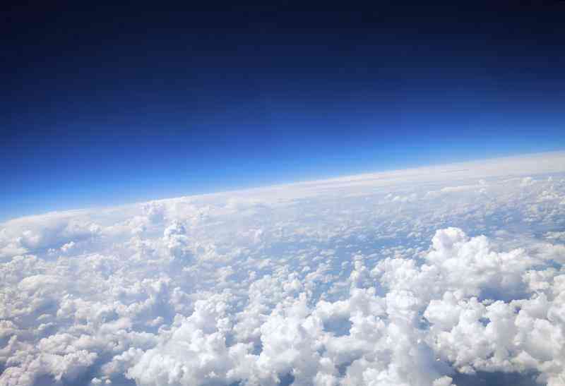 ¿Cuál Es la Diferencia Entre la Troposfera & la Estratosfera?