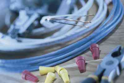 ¿Por qué usamos Plástico para Recubrir los Cables Eléctricos?