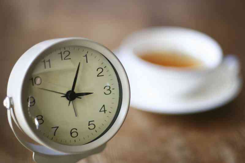 c-mo-ajustar-un-reloj-at-mico