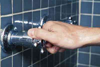 Cómo Arreglar la Ducha de los Vástagos de las Válvulas Que Se eliminan