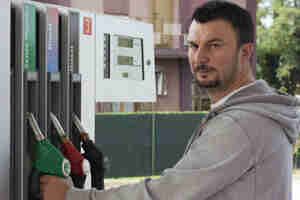 Hombre en una estación de gasolina