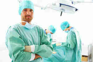 los profesionales Médicos en la sala de operaciones