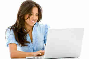 Mujer usando su computadora portatil
