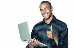 Sonriente hombre con su computadora portatil