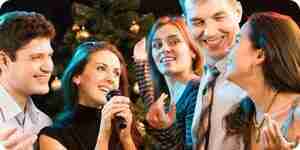 Amigos de fiesta en el bar de karaoke
