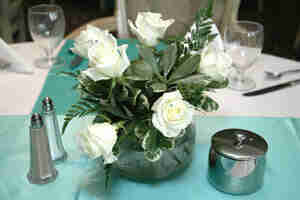 las rosas Blancas en el centro de la mesa