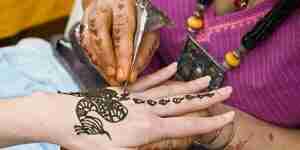 Hacer un tatuaje de henna