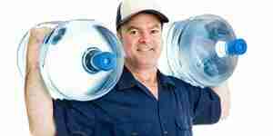 la entrega de Agua hombre llevando jarras de agua