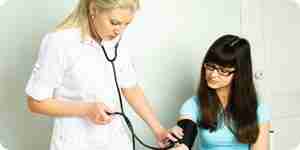 la Enfermera llegar presión arterial del paciente