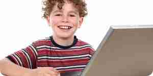 Kid utilizando un ordenador portatil