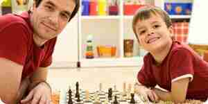 Padre e hijo jugando al ajedrez