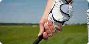 Golfista haciendo el enclavamiento de agarre