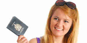 Jovenes viajeros con pasaporte