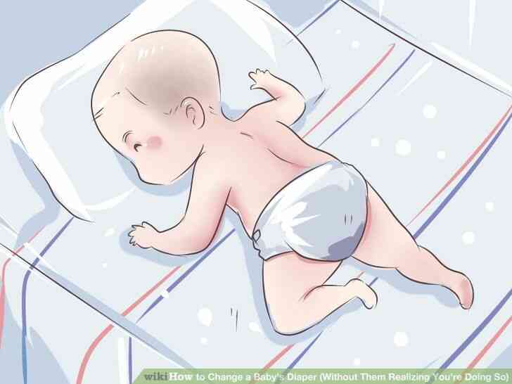 Imagen titulada Cambiar un Pañal del Bebé (Sin Ellos darse cuenta de que Te estás Haciendo) Paso 1