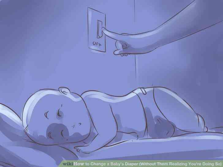 Imagen titulada Cambiar un Pañal del Bebé (Sin Ellos darse cuenta de que Te estás Haciendo) Paso 5