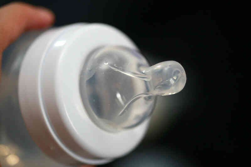 Cómo Elegir un Pezón para un Bebé Botella