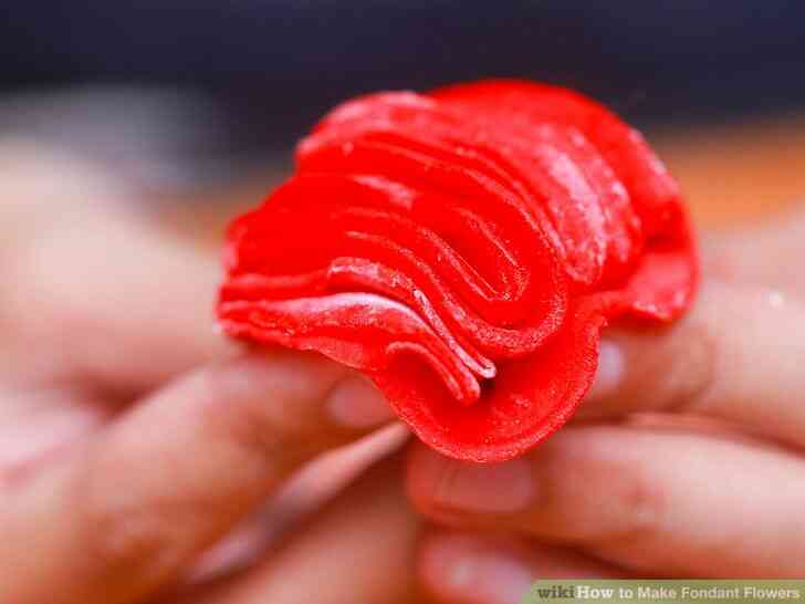 Imagen titulada Hacer Flores de Fondant Paso 7