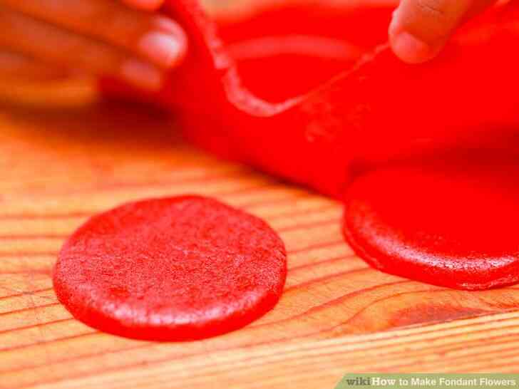Imagen titulada Hacer Flores de Fondant Paso 2