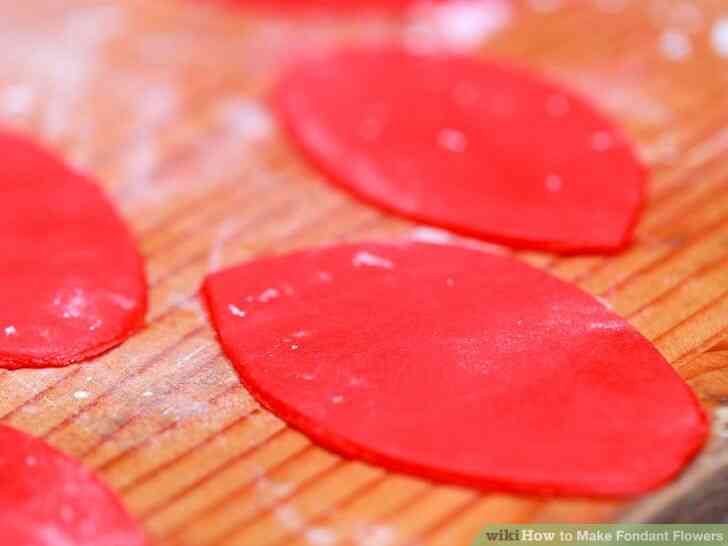 Imagen titulada Hacer Flores de Fondant Paso 18