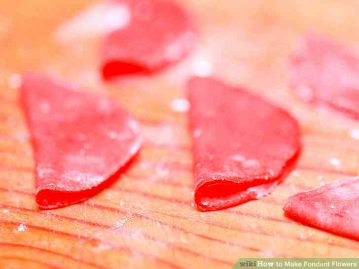 Imagen titulada Hacer Flores de Fondant Paso 3