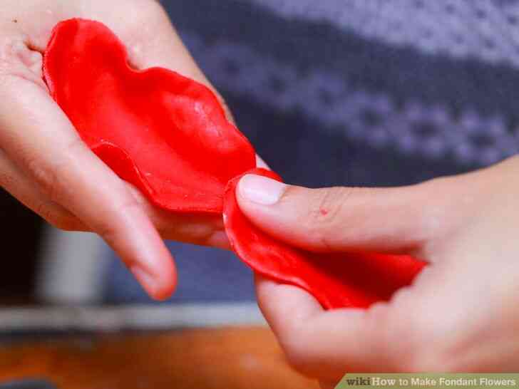 Imagen titulada Hacer Flores de Fondant Paso 21