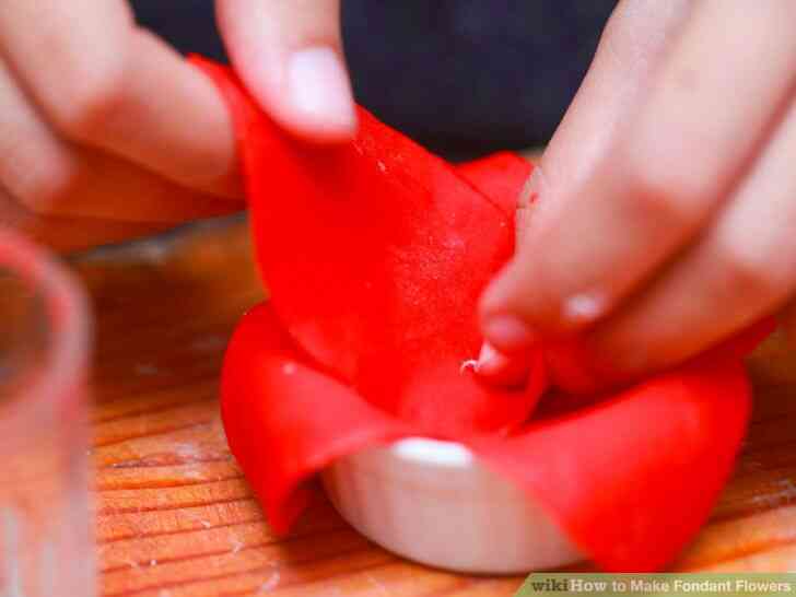 Imagen titulada Hacer Flores de Fondant Paso 22