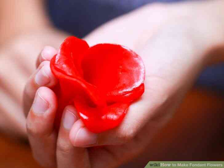 Imagen titulada Hacer Flores de Fondant Paso 23