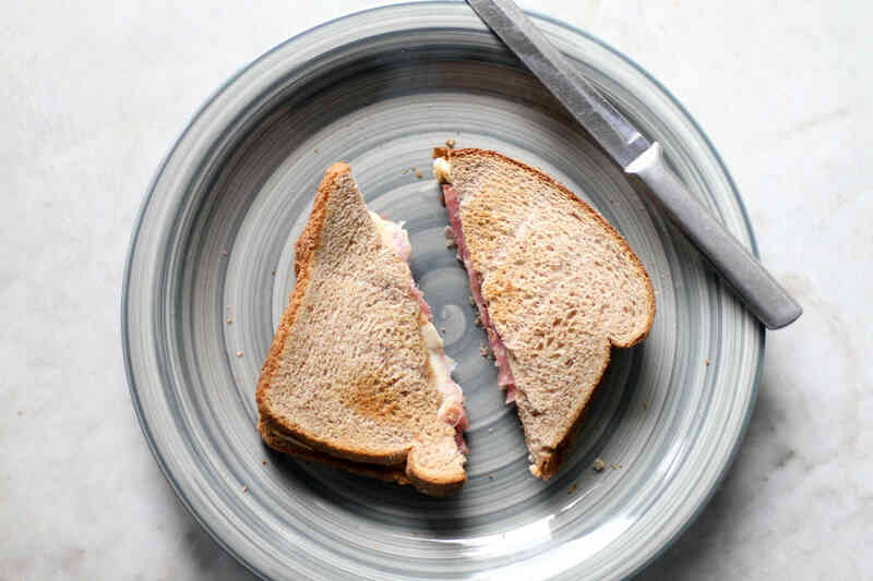 Cómo Hacer una Tostada de Salame y Queso Munster Sandwich