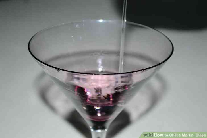 Imagen titulada Enfriar una copa de Martini Paso 3