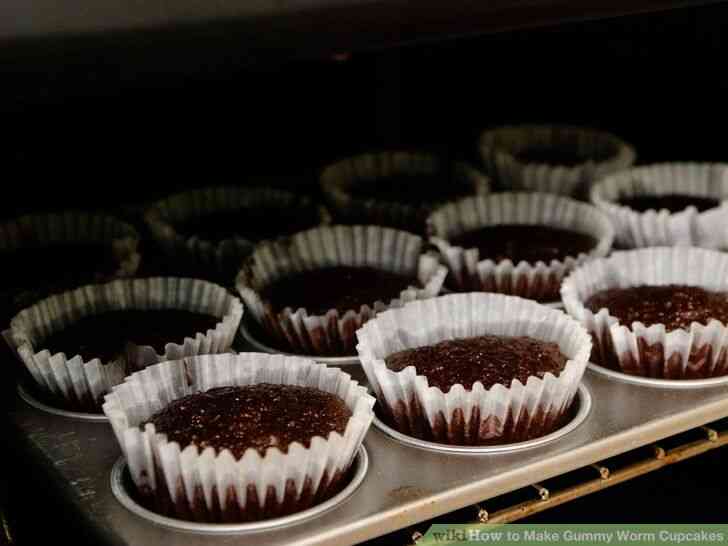 Imagen titulada Hacer Gusano de Gominola Cupcakes Paso 1