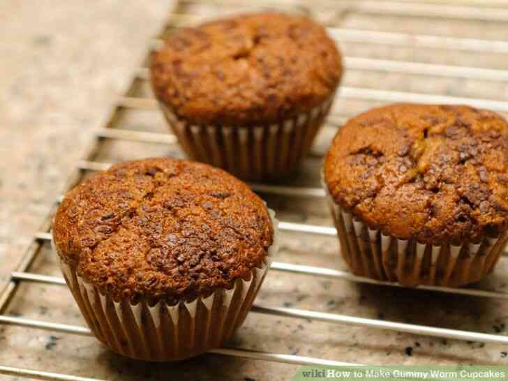 Imagen titulada Hacer Gusano de Gominola Cupcakes Paso 2