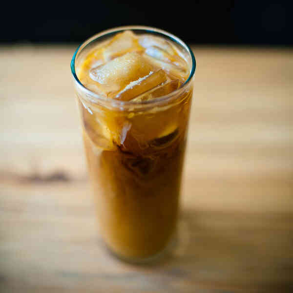 Cómo Hacer un Mocha Latte en las Rocas