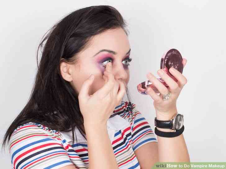 Imagen titulada Hacer de Vampiro Maquillaje Paso 9